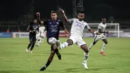 Kedua tim sama-sama tampil ngotot demi meraih hasil maksimal. Meski intensitas kedua kesebelasan dalam memberikan tekanan tinggi, tidak ada gol yang tercipta pada babak pertama. (Dok. Persib)