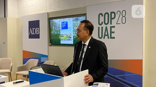Kepala Otorita Ibu Kota Nusantara (OIKN) Bambang Susantono secara resmi meluncurkan dokumen Nusantara's Net Zero Emission Strategy di COP28 Dubai, UEA, Minggu (3/12/2023) (Liputan6.com/Teddy Tri Setio Berty).