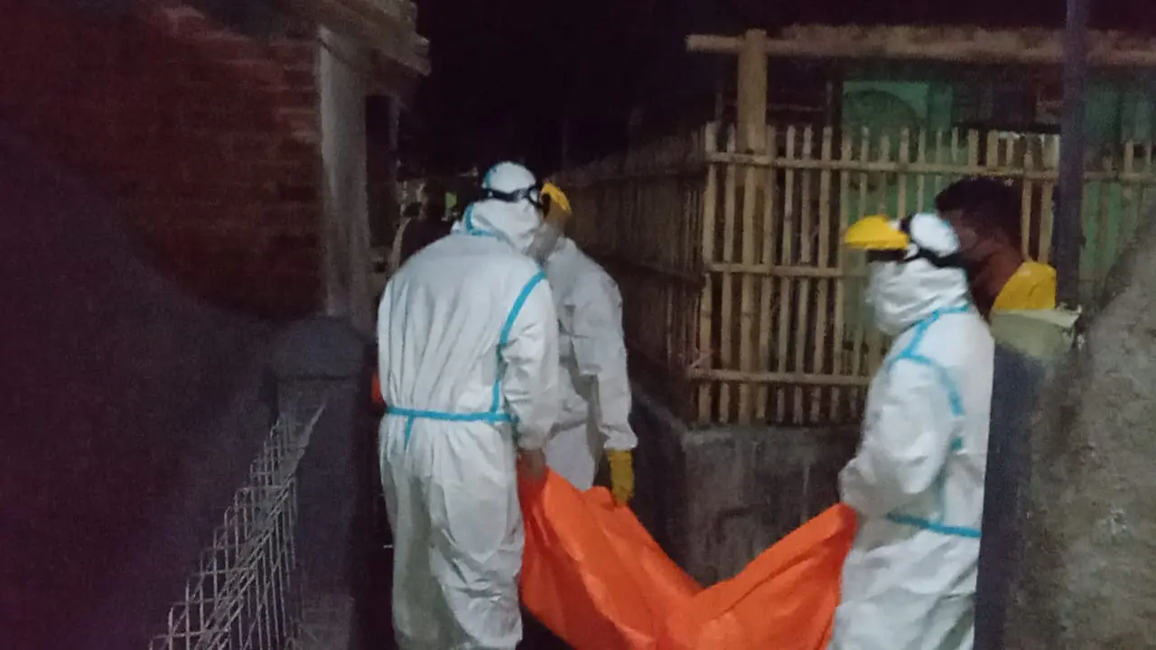 Sejumlah petugas dengan pakaian APD lengkap tengah memindahkan mayat sepasang suami istri di kampung Cinunuk Tengah, Kecamatan Wanaraja Garut, Jawa Barat.
