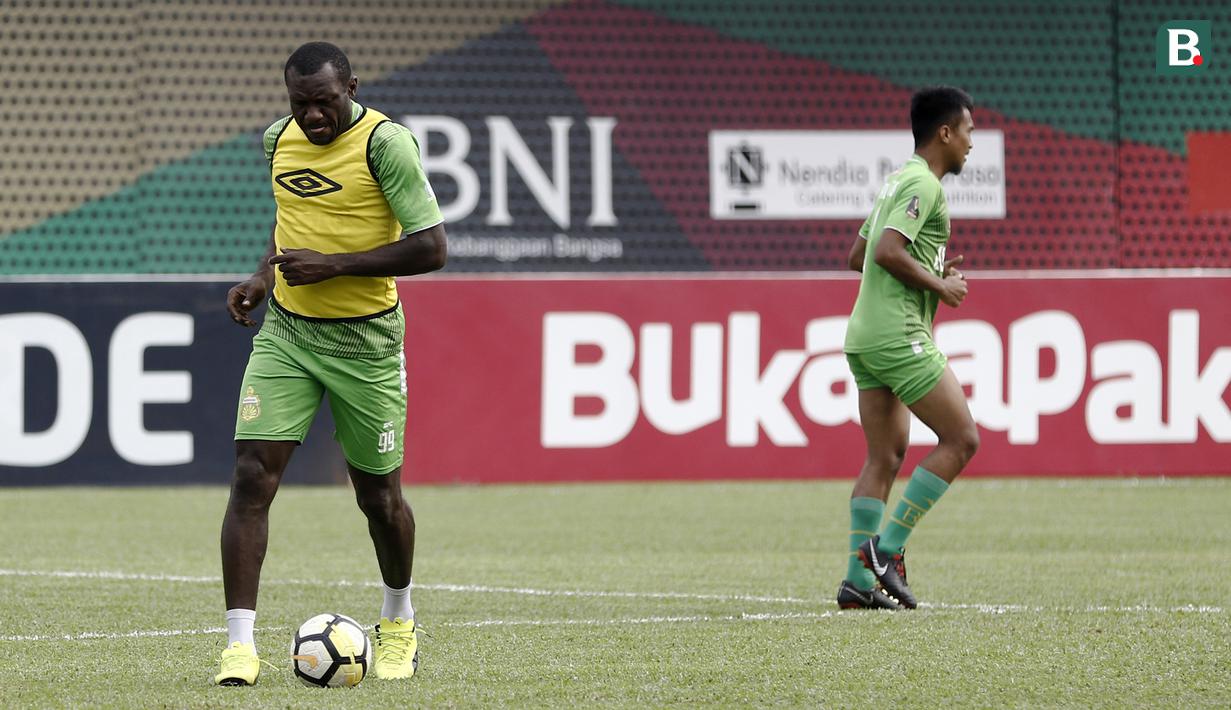 Pemain Bhayangkara FC, Herman Dzumafo, mengontrol bola saat latihan di Stadion PTIK, Jakarta, Minggu (2/12). Latihan ini persiapan jelang laga Liga 1 melawan PSM Makassar. (Bola.com/Yoppy Renato)