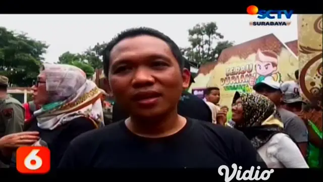 Ribuan warga Lumajang berebut durian, dalam enam gunungan setinggi 3 meter, berisi 1200 durian, dalam festival serbu durian. Acara tersebut nyaris ricuh, setelah sejumlah warga terjatuh, akibat berebut durian.