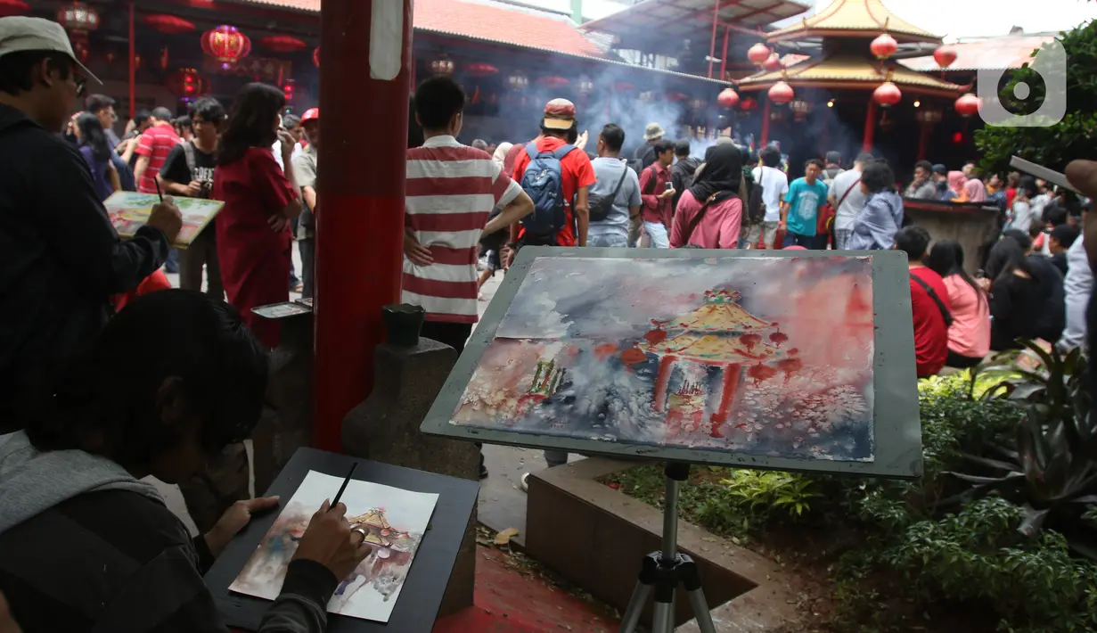 Anggota komunitas pelukis cat air Indonesia melukis suasana perayaan Imlek di Vihara Dharma Bhakti, Petak Sembilan, Jakarta Barat, Sabtu (25/1/2020). Kegiatan melukis tersebut untuk memeriahkan perayaaan Tahun Baru Imlek 2571. (Liputan6.com/Angga Yuniar)