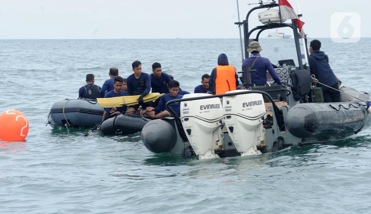 FOTO: Tim SAR Terus Cari Serpihan Pesawat Sriwijaya Air SJ 182 - News Liputan6.com
