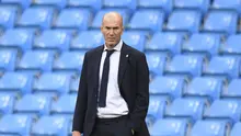 Pelatih Real Madird, Zinedine Zidane menyaksikan pemainnya bertanding melawan Manchester City pada leg kedua babak 16 besar Liga Champions di Etihad Stadium, Inggris (7/8/2020). City menang tipis 2-1 dan melaju ke perempat final unggul agregat 4-2 atas Madrid. (Peter Powell/Pool Photo via AP)