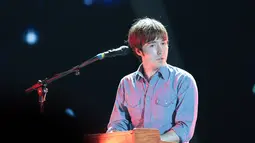 Matt Maltese menghadirkan suasana intim di malam pertama LaLaLa Festival 2026 di JIExpo Kemayoran, Jakarta. Tanpa banyak ornamen, penyanyi sekaligus penulis lagu asal Inggris itu tampil sederhana di balik piano, ditemani alunan bass. Kesederhanaan tersebut justru membuat penampilannya terasa hangat, sementara penonton larut menikmati setiap nada dan lirik yang dibawakannya. (KLY/Budy Santoso)