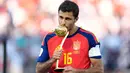 Pemain Spanyol  berpose dengan penghargaan pemain terbaik turnamen diakhir pertandingan final Piala Dunia antara Spanyol dan Argentina di East Rutherford, N.J., dekat New York, Minggu, 19 Juli 2026. (AP Photo/Ashley Landis)