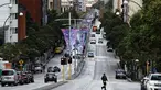Seorang pria melintasi Saint Georges Terrace, jalan raya utama kota di Perth (29/6/2021). Beberapa kasus positif virus corona Covid-19 telah menyebabkan empat hari penguncian wilayah metropolitan Perth. (AFP/Trevor Collens)