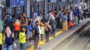 Penumpang menunggu keberangkatan di Stasiun Tanah Abang, Jakarta, Rabu (17/1/2023). Sepanjang Januari 2023 total pengguna KRL Commuterline Jabodetabek pada weekday adalah sebanyak 7.952.574 orang dengan rata-rata 795.257 orang per hari.  (Liputan6.com/Angga Yuniar)