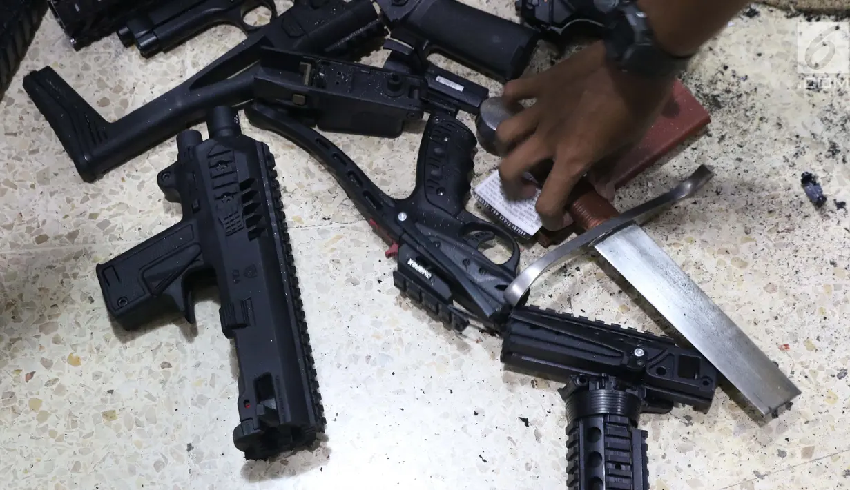 <p>Petugas merapikan potongan airsoft gun saat Pemusnahan Barang Milik Negara Eks Kepabeanan dan Cukai, Kantor Bea Cukai Pasar Baru, Jakarta, Jumat (9/8/2019). 7972 pcs barang dimusnahkan dari tujuh jenis yang melanggar aturan dan disita sejak 2016 hingga awal 2018. (Liputan6.com/Helmi Fithriansyah)</p>
