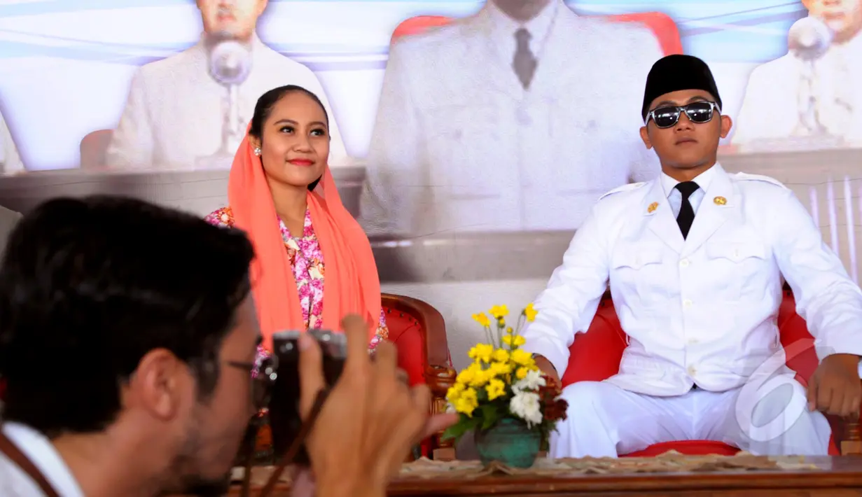 Seorang seniman memeragakan sosok Presiden Soekarno saat aksi teatrikal Konferensi Asia Afrika 1955 di Terminal 2D, Bandara Soekarno Hatta, Tangerang, Banten, Senin (20/4/15).(Liputan6.com/Faisal R Syam)