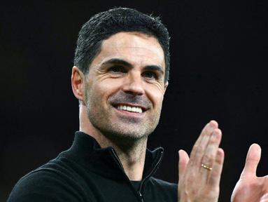 Pelatih Arsenal, Mikel Arteta, tampak bahagia setelah anak asuhnya berhasil meraih kemenangan penting saat menjamu Burnley dalam lanjutan Premier League di Emirates Stadium, Selasa (19/5/2026). (AFP/Glyn Kirk)