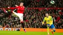 Pemain Manchester United Wout Weghorst menyundul bola saat melawan Nottingham Forest pada pertandingan sepak bola leg kedua semifinal Piala Liga Inggris di Old Trafford, Manchester, Inggris, 1 Februari 2023. Manchester United melaju ke final Piala Liga Inggris usai mengalahkan Nottingham Forest dengan skor 3-0 pada leg pertama dan 2-0 pada leg kedua. (AP Photo/Dave Thompson)