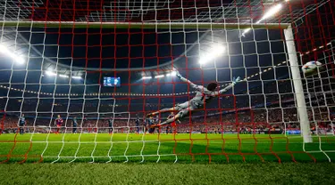 Kiper Porto, Fabiano gagal menghalau tendangan gelandang  Bayern Muenchen  Xabi Alonso pada leg kedua perempat final Liga Champions di Allianz Arena, German, Rabu (22/4/2015). Bayern Muenchen menang 6-1 atas Porto. (Reuters/Kai Pfaffenbach)