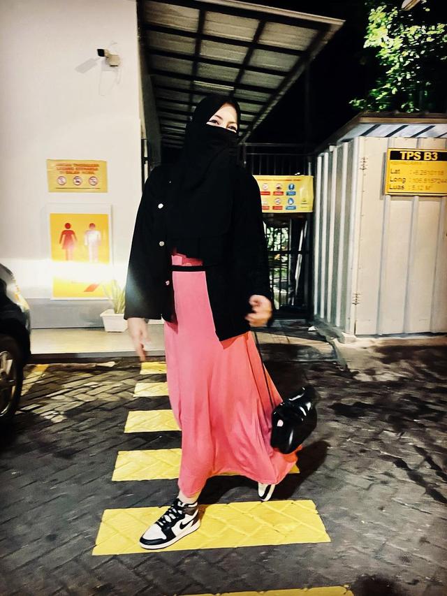 6 Potret Gaya Ratu Rizky Nabila Bercadar, Dicibir Masih Pakai Celana Jeans