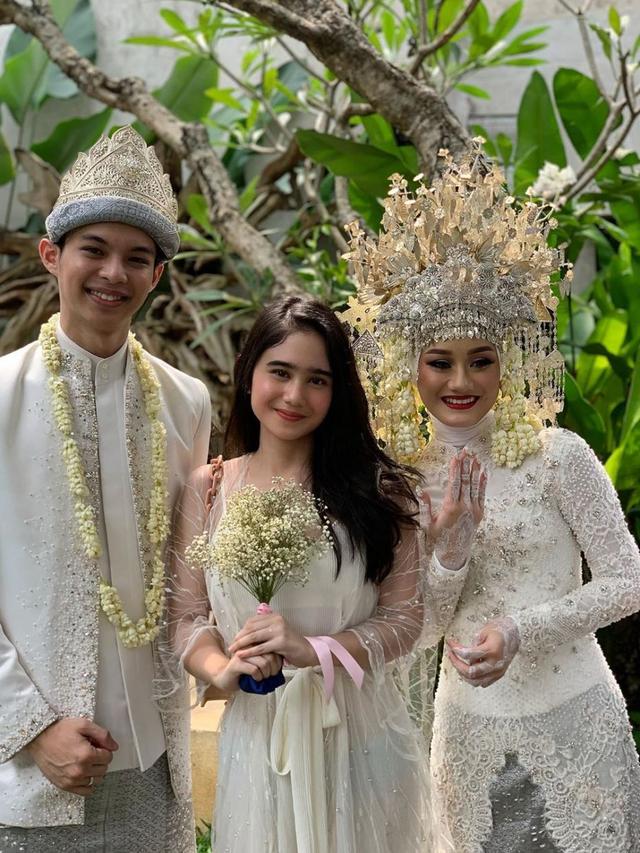 Gaya Seleb di Pernikahan Dinda Hauw dan Rey Mbayang