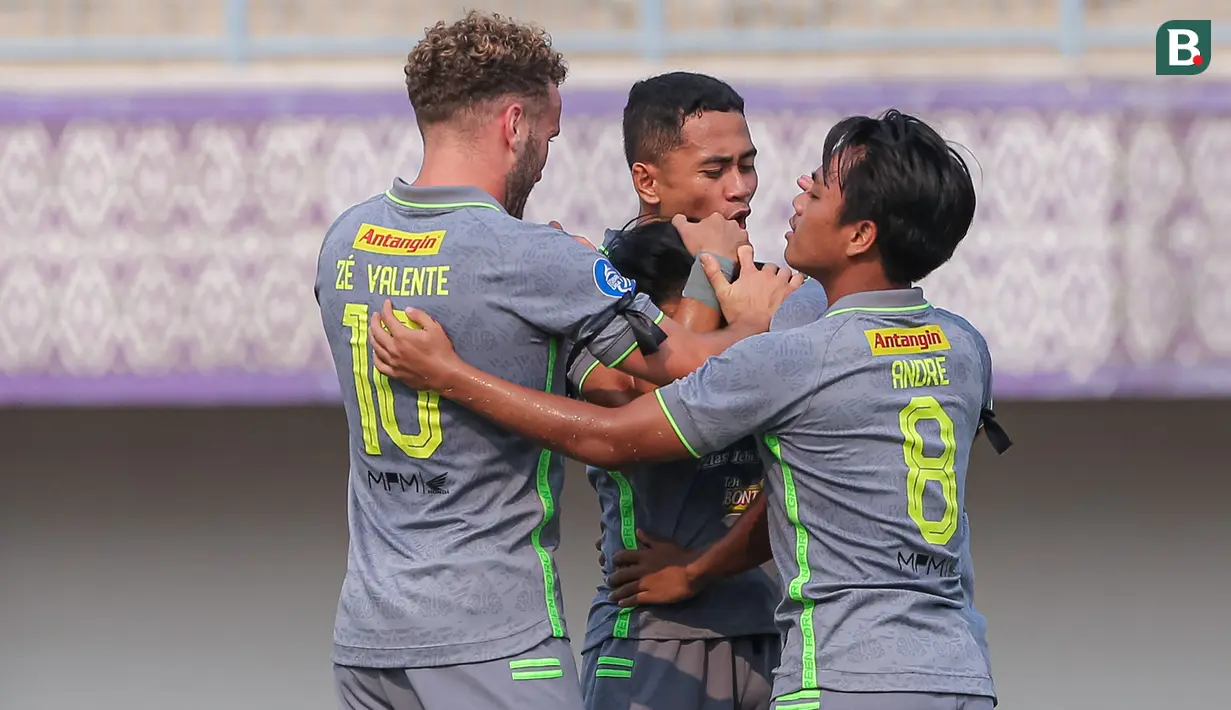 <p>Pemain Persebaya Surabaya, Ripal Wahyudi (tengah) merayakan gol pertama tim bersama rekannya pada laga lanjutan BRI Liga 1 2023/2024 antara Dewa United melawan Persebaya Surabaya di Indomilk Arena, Tangerang, Sabtu (30/09/2023). (Bola.com/Bagaskara Lazuardi)</p>