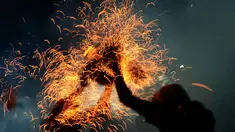 Pemuda Bali menggelar tradisi siat geni atau perang api di Pura Dalam, Tuban, Senin (28/9/2015) malam. Ritual ini diselenggarakan setiap tahun untuk melestarikan tradisi sekaligus memohon keselamatan dan menolak bala. (AFP/Sonny Tumbelaka)