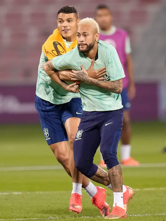 <p>Pemain Brasil Neymar (kanan) dan Thiago Silva saat sesi latihan di Stadion Grand Hamad, Doha, Qatar, 8 Desember 2022. Brasil akan menghadapi Kroasia dalam pertandingan perempat final Piala Dunia 2022 pada 9 Desember. (AP Photo/Andre Penner)</p>