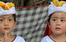 Tak Pernah Tersorot, Ini 7 Potret Magha dan Degha Anak Kadek Devi, Kembar Tapi Wajahnya Beda - Sama Gantengnya