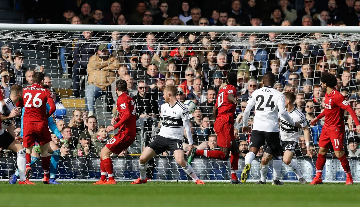 Pemain Liverpool Sadio Mane (empat kanan) mencetak gol ke gawang Fulham pada laga pekan ke-31 Liga Inggris di Stadion Craven Cottage, London, Minggu (17/3). Liverpool menggusur Manchester City dari puncak klasemen. (AP Photo/Kirsty Wigglesworth)