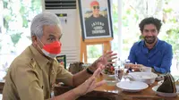 Gubernur Jawa Tengah, Ganjar Pranowo saat mengobrol bersama Reza Rahardian, di rumah dinas Puri Gedeh,(Foto:Humas Pemprov Jateng)