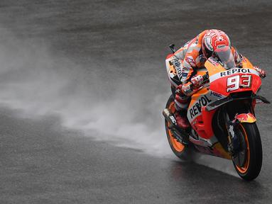 Balapan MotoGP di trek basah usai diguyur hujan sering diwarnai kejutan karena tidak dapat diprediksi dan kadang menjadi momok bagi pembalap yang tidak menyukainya. Namun tidak demikian dengan 7 pembalap berikut yang dikenal spesialis trek basah. (AFP/Mohd Rasfan)