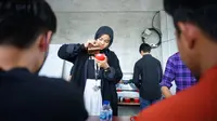 Mey, barista dari Fow Coffee unjuk kemampuan dalam kompetisi Barista LatteArt yang digelar PDIP Sumsel, dalam rangka peringatan Bulan Bung Karno, di Kafe Kopi Darat Puncak Palembang Sumsel, Jumat (24/6/2022) (Dok. Humas PDIP Sumsel / Nefri Inge)