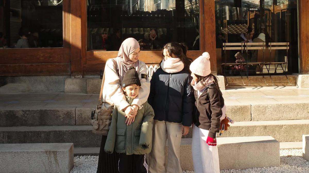 Gaya Layering Natasha Rizky Liburan Musim Dingin ke Korea Selatan, Hangat dan Effortless Bareng Tiga Anak