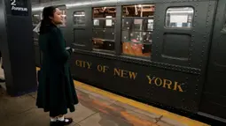 Hampir satu abad, setelah pertama kali kereta bawah tanah New York yang sangat ikonik berjenis "R1-9" diperkenalkan, operator moda transportasi publik tersebut kembali mengoperasikan secara terbatas beberapa gerbongnya sebagai kereta nostalgia liburan. (TIMOTHY A. CLARY/AFP)