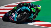 Pembalap Petronas Yamaha, Franco Morbidelli, saat mengikuti sesi latihan bebas MotoGP Catalunya di Circuit de Barcelona-Catalunya, Jumat (25/9/2020). Pembalab Yamaha, Morbidelli, finish pertama dengan catatan waktu satu menit 39,789 detik. (AFP/Lluis Gene)