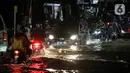 Sejumlah kendaraan menerjang banjir di Jalan Ciracas Raya, Jakarta, Jumat (12/8/2022). Hujan lebat yang terjadi sore tadi membuat Jalan Ciracas Raya tergenang air dan kendaraan terjebak banjir. (Liputan6.com/Faizal Fanani)