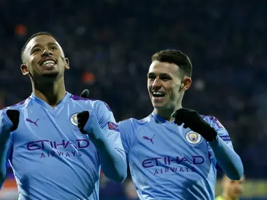 Pemain Manchester City Gabriel Jesus (kiri) merayakan golnya ke gawang Dinamo Zagreb dengan Phil Foden saat pertandingan Grup C Liga Champions di Stadion Maksimir, Zagreb, Kroasia, Rabu (11/12/2019). Manchester City menang 4-1 dan menjadi juara Grup C Liga Champions. (AP Photo/Darko Bandic)