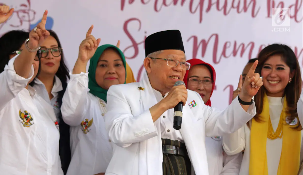 Cawapres nomor urut 1 Ma'ruf Amin mengangkat jari telunjuknya saat menghadiri deklarasi dukungan dari Perempuan Indonesia untuk Joko Widodo-KH Ma'ruf Amin (P-IJMA) di Jakarta, Sabtu (22/9). (Liputan6.com/Herman Zakharia)