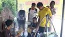 Pemain dan Official Semen Padang terlihat antusias menikmati sate kambing Sido Mampir Putro di Solo, Minggu(13/12/2015). (Bola.com/Nicklas Hanoatubun)