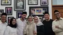 Lewat caption unggahannya, Fitri Salhuteru berharap agar Antonio Dedola menjadi pribadi yang lebih baik setelah menjadi seorang muslim. Tampak Nikita Mirzani menemani dan jadi saksi saat Antonio menjadi seorang mualaf. (Liputan6.com/IG/@dilar_iyay)