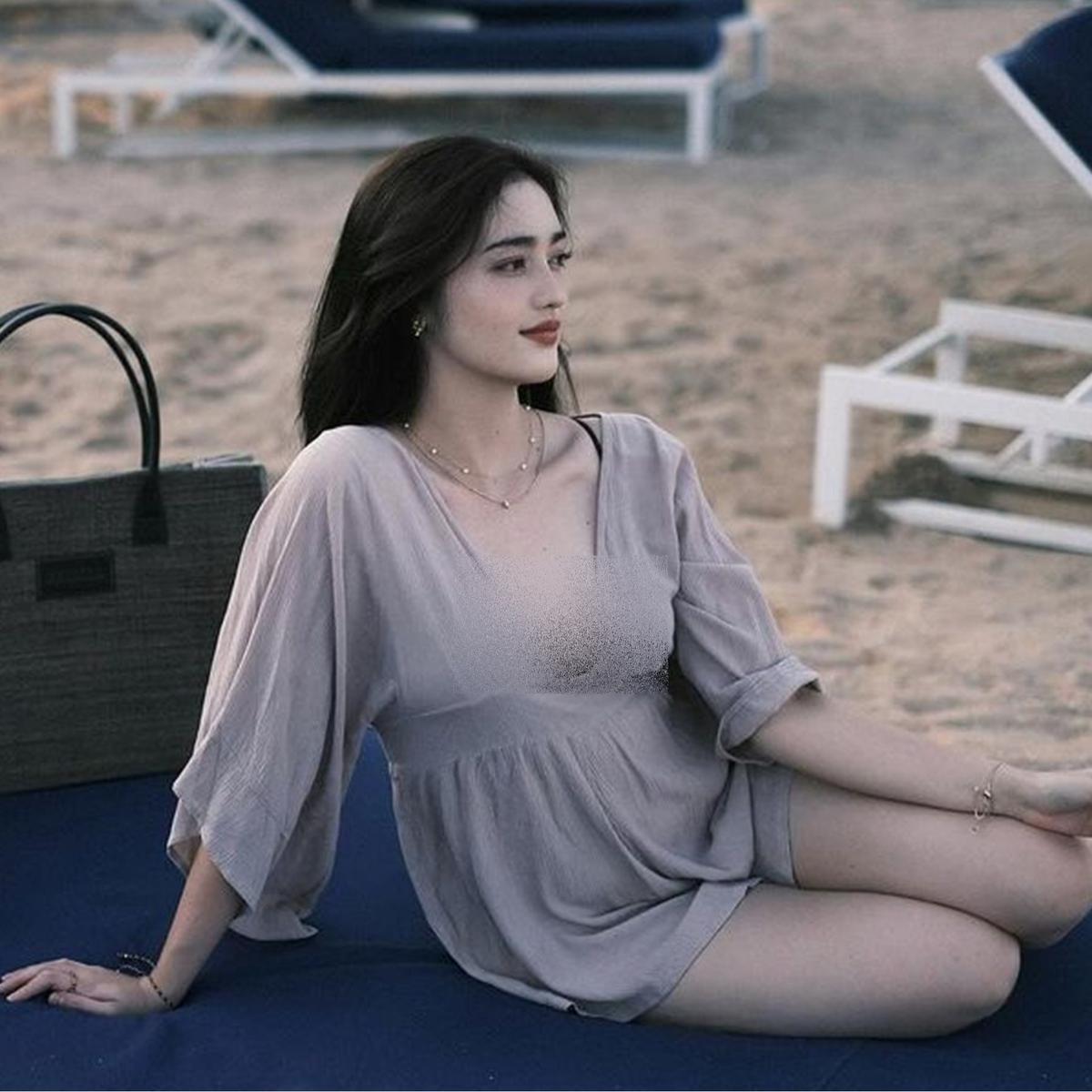 Potret Menawan Ranty Maria di Tepi Pantai, Pakai Dress Mini Berwarna Beige