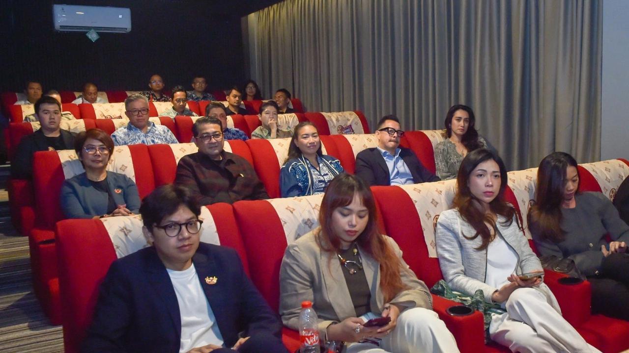 Menteri Ekraf Teuku Riefky saat menghadiri peresmian Layar Digi Micro Cinema di Alfamart Agricola, Kawasan Gading Serpong