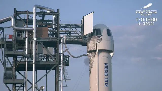 Roket New Shepard Blue Origin diluncurkan dari pelabuhan antariksa dekat Van Horn, Texas, Amerika Serikat, Selasa (20/7/2021). Kapsul yang membawa kru Blue Origin berakselerasi hingga lebih dari tiga kali kecepatan suara. BLUE ORIGIN/AFP