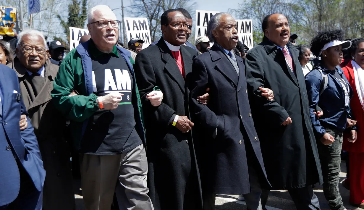 Sejumlah orang memperingati 50 tahun pembunuhan Martin Luther King Jr di Memphis, Tennessee (4/4). Martin Luther King Jr dibunuh ketika memberi dukungan terhadap aksi mogok yang dilakukan para pekerja sanitasi. (AP/Mark Humprey)