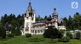 Wisatawan berada di salah satu ruangan Kastil Peles di kawasan Sinaia, Rumania, Minggu (1/10/2023). Kastil Peleș (Bahasa Rumania: Castelul Peleș) adalah sebuah istana Neo-Renaisans di Domain Kerajaan Sinaia di Pegunungan Carpathia, dekat Sinaia, di Kabupaten Prahova, Rumania, pada rute abad pertengahan yang menghubungkan Transilvania dan Wallachia, dibangun antara tahun 1873 dan 1914. (Liputan6.com/Herman Zakharia)
