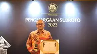 Direktur NBE Suryantoro Prakoso saat menerima Piagam Aditama di Penghargaan Subroto