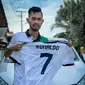 Martunis memamerkan jersey Real Madrid pemberian Ronaldo yang akan dilelang (Dok.Instagram/@martunis_ronaldo/https://www.instagram.com/p/B-69nATFI7Q/Komarudin)