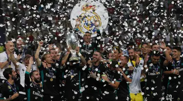 Pemain Real Madrid mengangkat trofi Piala Super Eropa usai menumbangkan Manchester United (MU) 2-1 di Skopje, Macedonia, Selasa (8/8). Ini merupakan gelar Piala Super Eropa keempat bagi Real Madrid. (AP Photo/Boris Grdanoski)