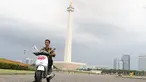 Petugas mencoba motor listrik di sekitar halaman Monumen Nasional, Jakarta, Kamis (13/12). 20 unit motor listrik merek Viar Q1 siap menjadi kendaraan operasional petugas di Kawasan Monas Jakarta. (Liputan6.com/Helmi Fithriansyah)