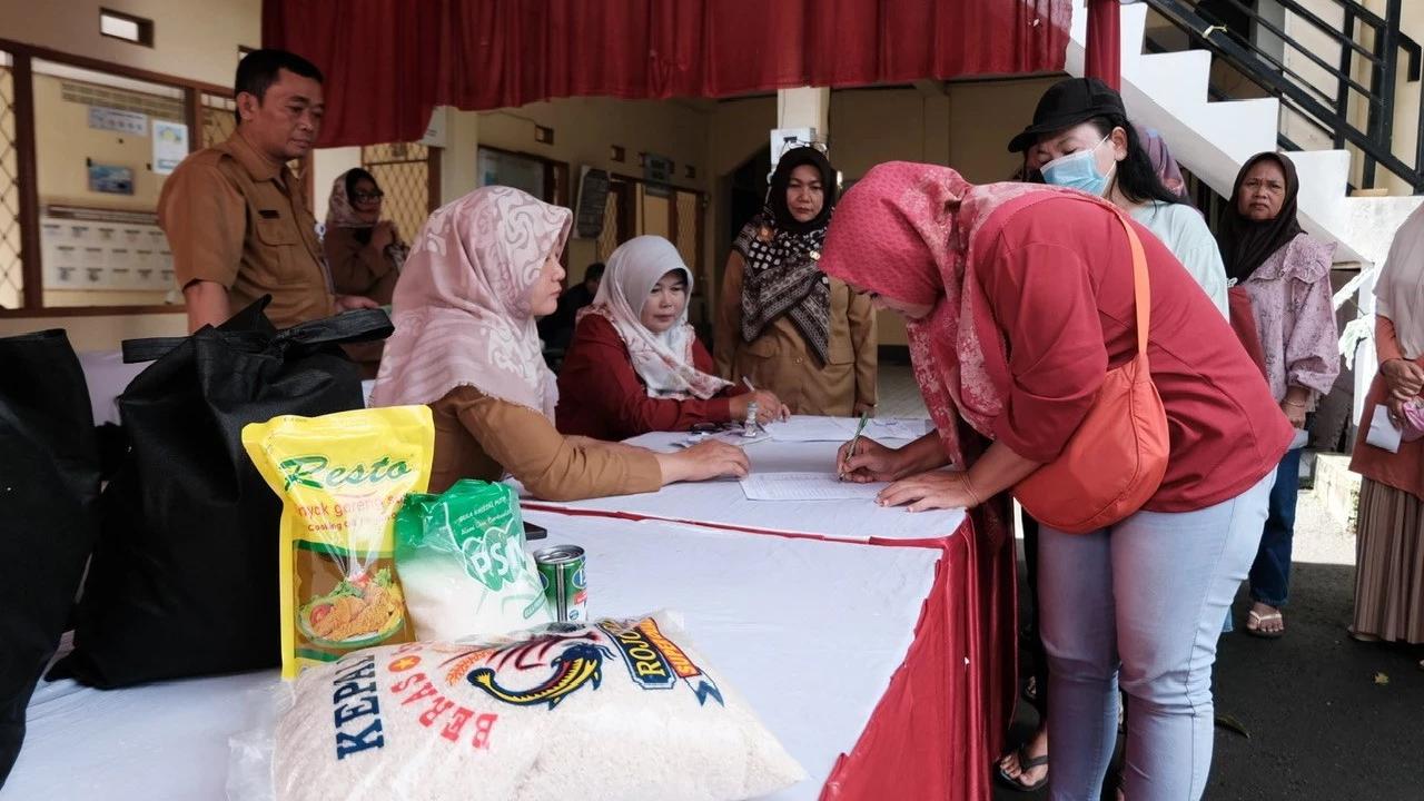 Sejumlah warga memanfaatkan pasar murah yang digelar Pemerintah Kota Depok.