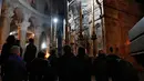 Jemaat Kristen beribadah setelah tiga hari penutupan Gereja Makam Kudus di Yerusalem, Rabu (28/2). (THOMAS COEX/AFP)