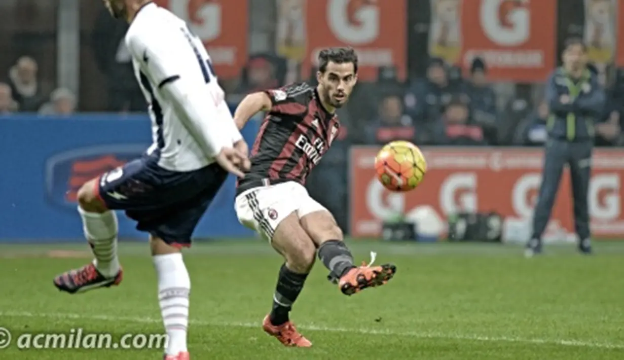 Pemain AC Milan, Suso melepaskan tembakan ke gawang Crotone pada laga Piala Italia di Stadion San Siro, Rabu (2/12/2015) dini hari WIB. AC Milan menang 3-1. (Photo/Acmilan.com)