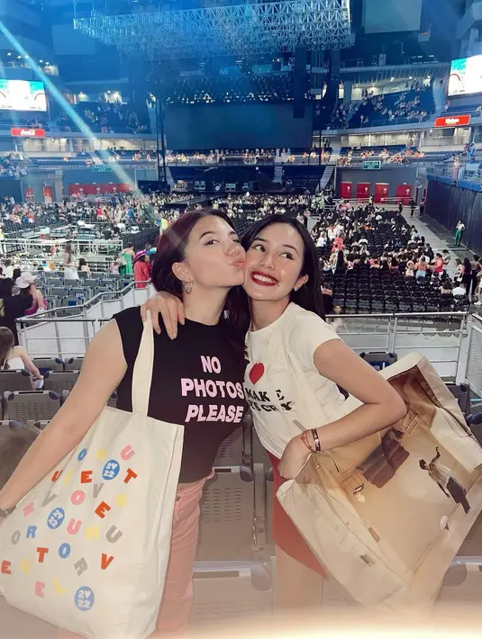Gaya keduanya nonton konser bareng juga menarik untuk disimak. Keduanya kompak bergaya kasual; sama-sama mengenakan kaus lengan pendek. Beby memadukannya dengan mini skirt berwarna merah, sedangkan Cassandra memadukan penampilannya dengan celana jeans panjang berwarna pink. [Foto: Instagram/bebytsabina]