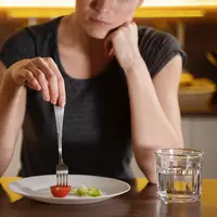 Dengan menghindari jeda makan yang terlalu panjang, memperhatikan asupan zat besi dan B12, mamasak dalam jumlah banyak untuk stok freezer, serta membangun sistem dukungantermasuk kedalam panduan diet sehat untuk ibu bekerja agar tubuh tetap kuat menghadapi kesibukan tanpa harus menghabiskan banyak waktu. [Dok/freepik.com]