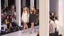 Model memperagakan busana karya perancang Wilsen Willim bertajuk Runway Hits dalam Fashion Nation 2018 di Senayan City, Jakarta, Sabtu (21/4/). Puncak acara Fashion Nation 2018 mengangkat tema I.AM.NOW. (Liputan6.com/Herman Zakharia)
